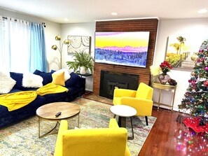 Living area - Spacious 6-bedroom house with WiFi, AC in fabulous Silver Spring (Silver Spring)