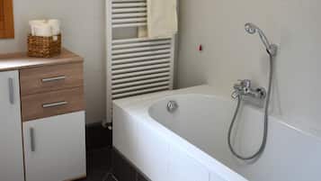 Haartrockner, Bidet, Handtücher, Toilettenpapier