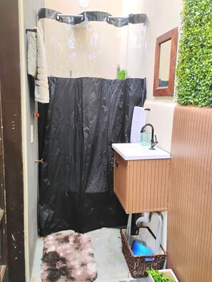 Shower, towels, soap, toilet paper - House with terrace, pool & sea view (Praia da Costa Vila Velha)