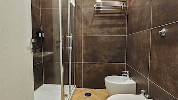 Doccia, asciugacapelli, bidet, sapone