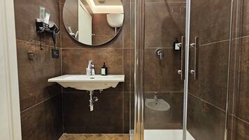 Dusche, Haartrockner, Bidet, Seife