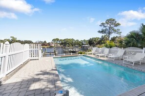 Een verwarmd zwembad