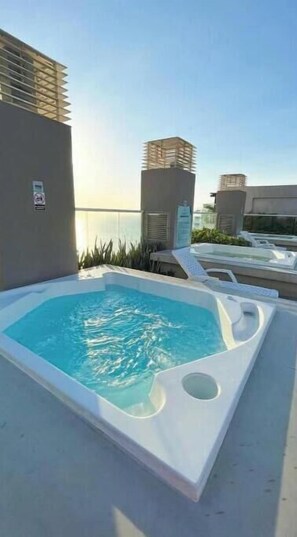 Outdoor spa tub - Reserva del Mar: Condominium with Ocean View (Santa Marta, Gaira)