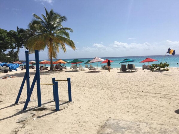 Chaises longues, serviettes de plage