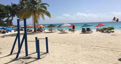 Coral Cove Retreat luxury 2 bedroom apartment with pool, 400m from Mullins Beach