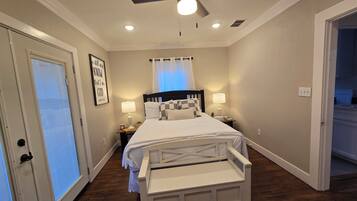 1 間睡房、房內夾萬、書桌、熨斗/熨衫板