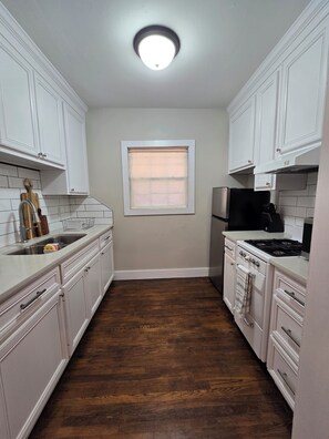 Fridge, microwave, oven, stovetop - Easy Living In Delightful Duplex (Lubbock)