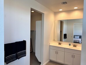 Dusch, hårtork, handdukar och tvål