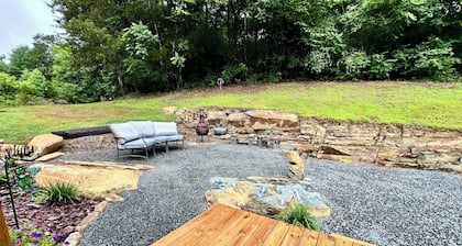 The Vineyard at Big Bear Creek Charming 3-bedroom cabin. Pet friendly. WIFI
