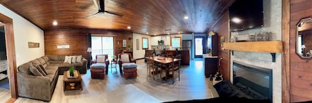 Smart TV, fireplace. The Vineyard at Big Bear Creek Charming 3-bedroom cabin. Pet friendly. WIFI