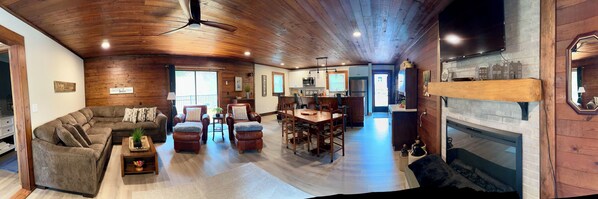 Smart TV, fireplace - The Vineyard at Big Bear Creek Charming 3-bedroom cabin. Pet friendly. WIFI (Oakboro)