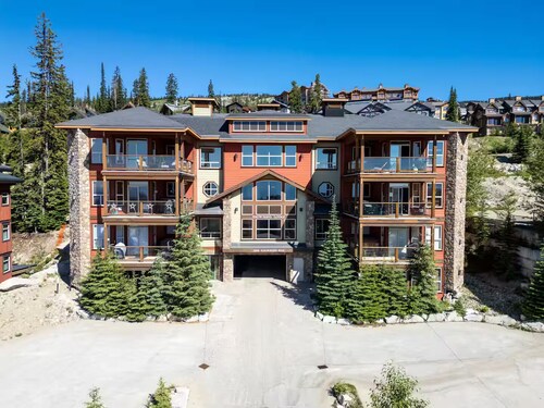 Big White Ski In Ski Out Condo with brand new hot tub!