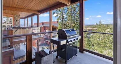 Big White Ski In Ski Out Penthouse Condo w/hot tub