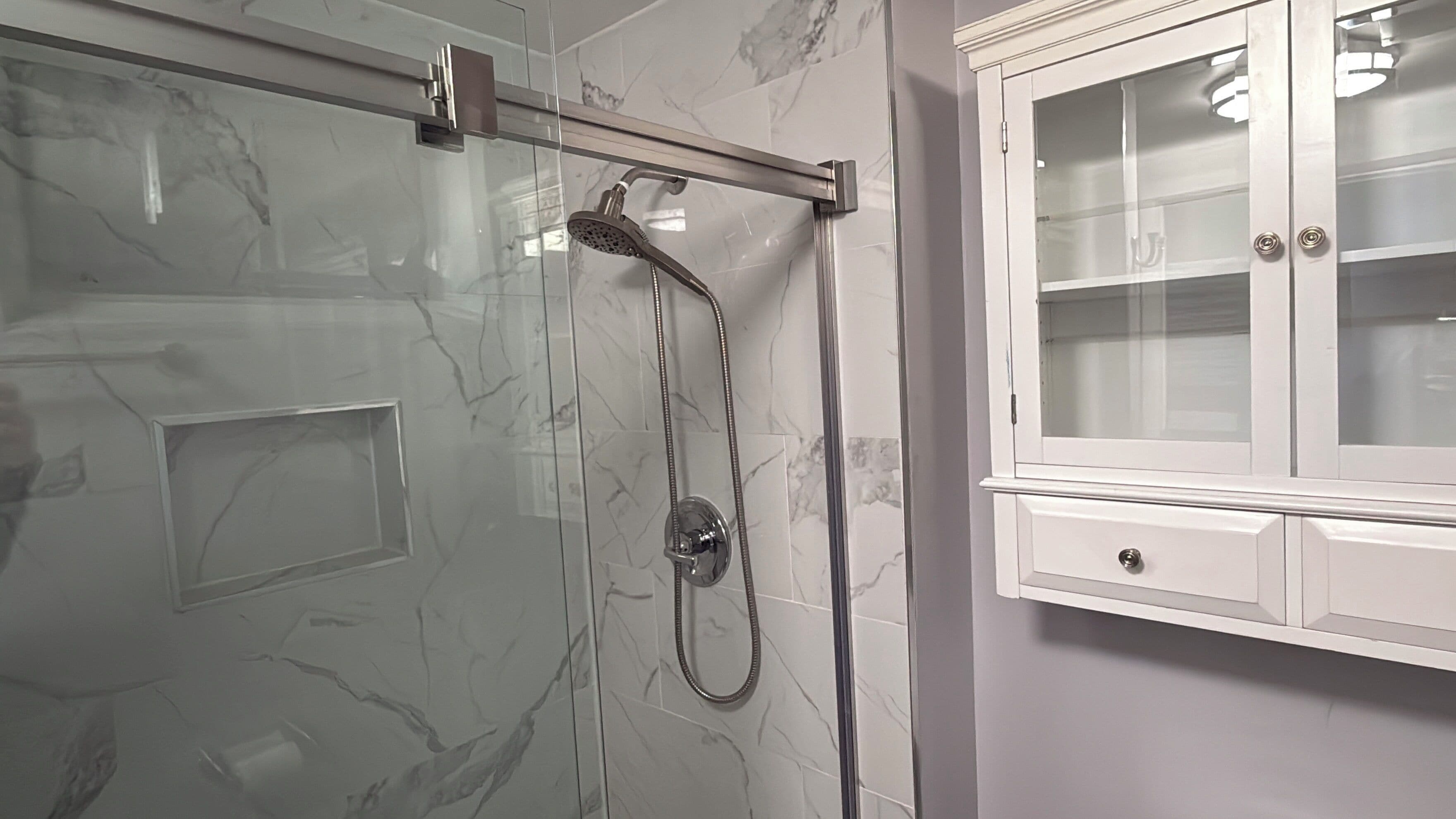 Douche, séchoir à cheveux, serviettes fournies, savon