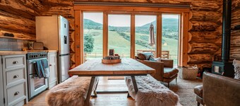 A fairy tale log cabin hand crafted from huge Douglas Fir trees. This rustic luxury cabin has oodles