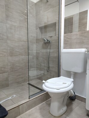 Een douche, een haardroger, handdoeken, zeep