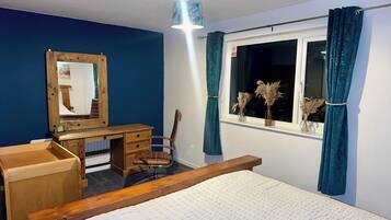 3 bedrooms, iron/ironing board, WiFi, bed sheets