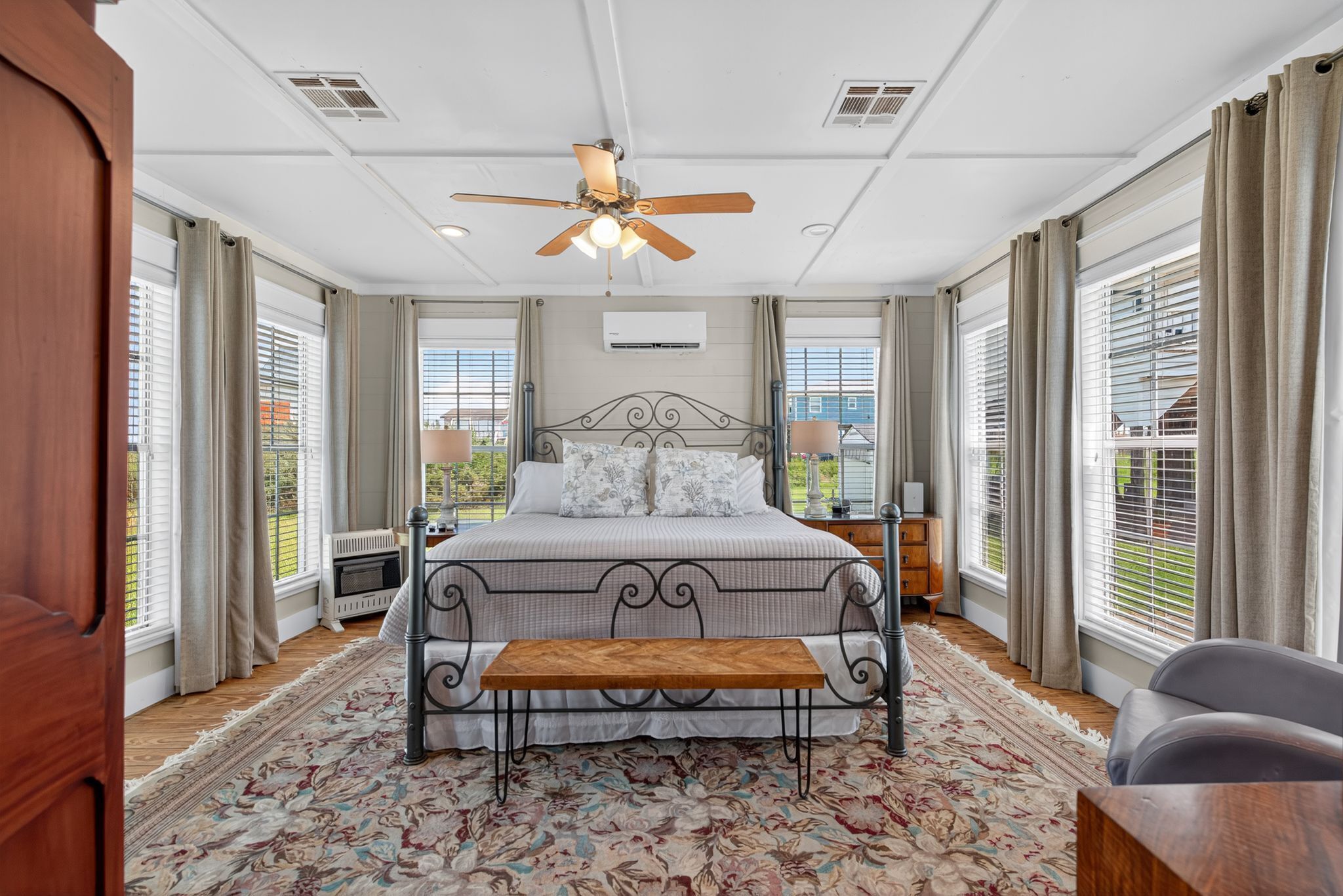 4 bedrooms, iron/ironing board, WiFi, bed sheets