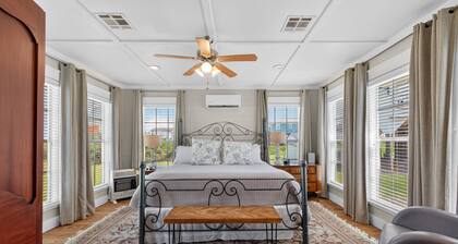 Historic Stunner - Pet and Winter Texan Friendly!