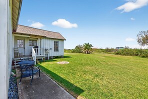 Outdoor dining - 5-Min Walk to Beach, Pets & Families + Large Porch (Surfside Beach)