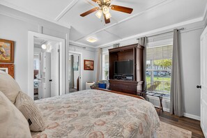4 bedrooms, iron/ironing board, WiFi, bed sheets - 5-Min Walk to Beach, Pets & Families + Large Porch (Surfside Beach)