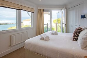 3 bedrooms, WiFi - The Landings 19, Scout on the Water (P) - Luxury Lakeside, Hot Tub, Sleeps 6 (South Cerney)