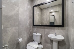 Basic Apartment | Bathroom