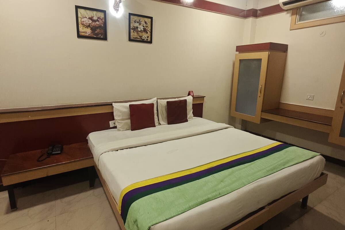 Quarto casal luxo | Escrivaninha, espaço de trabalho para notebook, Wi-Fi de cortesia
