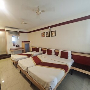 Familie driepersoonskamer | Een bureau, een laptopwerkplek, gratis wifi