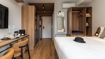 Schreibtisch, laptopgeeigneter Arbeitsplatz, kostenloses WLAN