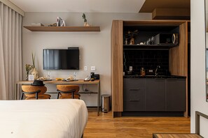 Studio Casal | Eget kjøkken | Kjøleskap, mikrobølgeovn, kokeplater og kjøkkenutstyr