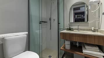 Studio Casal | Bathroom | Shower, hair dryer, towels, soap