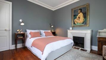 5 bedrooms, iron/ironing board, WiFi, bed sheets