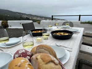Outdoor dining - Cottage overlooking the Teide and the Atlantic Ocean (SAN JUAN DE LA RAMBLA)