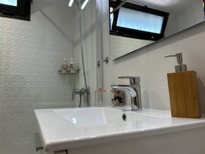 Shower, hair dryer, bidet, towels - Cottage overlooking the Teide and the Atlantic Ocean (SAN JUAN DE LA RAMBLA)