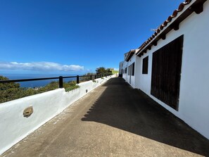 Property grounds - Cottage overlooking the Teide and the Atlantic Ocean (SAN JUAN DE LA RAMBLA)