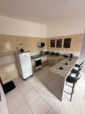 Kühlschrank, Mikrowelle, Herdplatte, Mixer