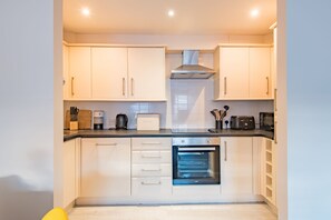 Refrigerador, microondas, horno, placa de cocina