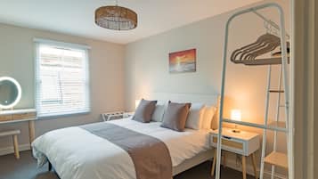 2 bedrooms, desk, iron/ironing board, WiFi