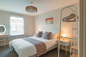 2 bedrooms, desk, iron/ironing board, WiFi