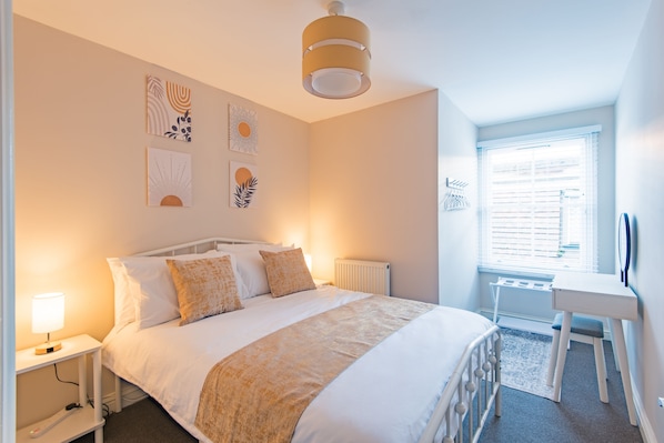 2 habitaciones, escritorio, tabla de planchar con plancha y wifi