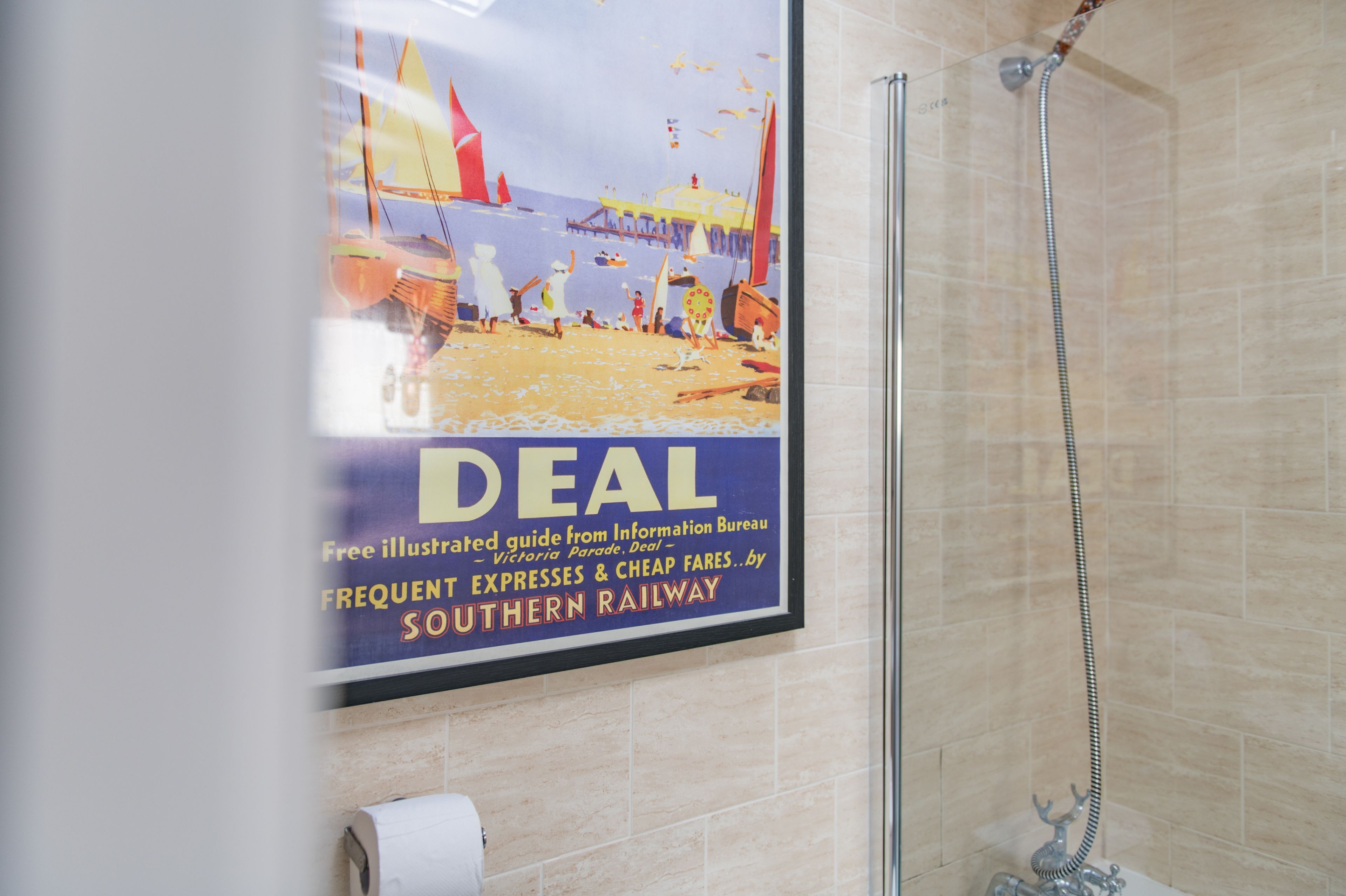 Un cartel publicitando una oferta de Southern Railway, colocado en una pared con azulejos en un baño.