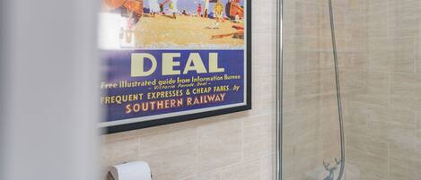 Un cartel publicitando una oferta de Southern Railway, colocado en una pared con azulejos en un baño.