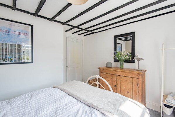 2 bedrooms, desk, iron/ironing board, WiFi