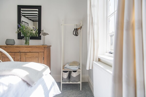 2 bedrooms, desk, iron/ironing board, WiFi