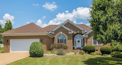 Firepit, fireplace, jetted tub + more! Close to JMU, Massanutten + Shenandoah!