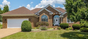 Firepit, fireplace, jetted tub + more! Close to JMU, Massanutten + Shenandoah!