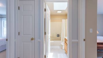 4 bedrooms, desk, iron/ironing board, free WiFi