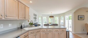 Firepit, fireplace, jetted tub + more! Close to JMU, Massanutten + Shenandoah!