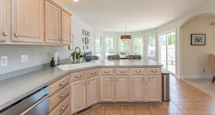 Firepit, fireplace, jetted tub + more! Close to JMU, Massanutten + Shenandoah!